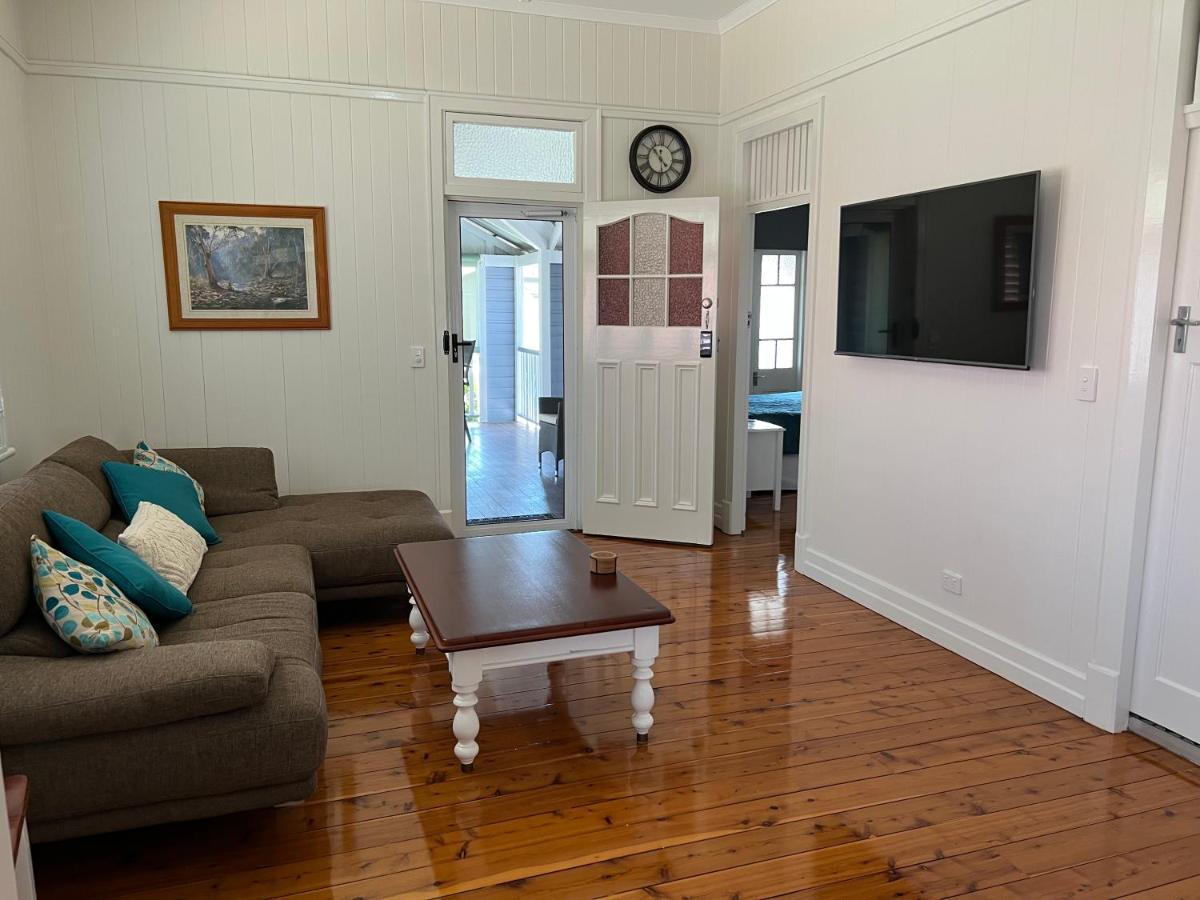 Old Queensland Charm Entire Upper Level Brisbane Exteriör bild